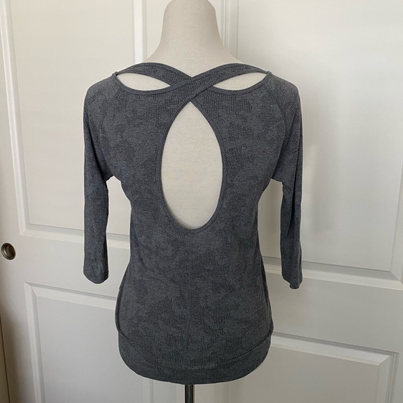 3/4 Sleeve Under Armour Shirt - Picture 4 of 5